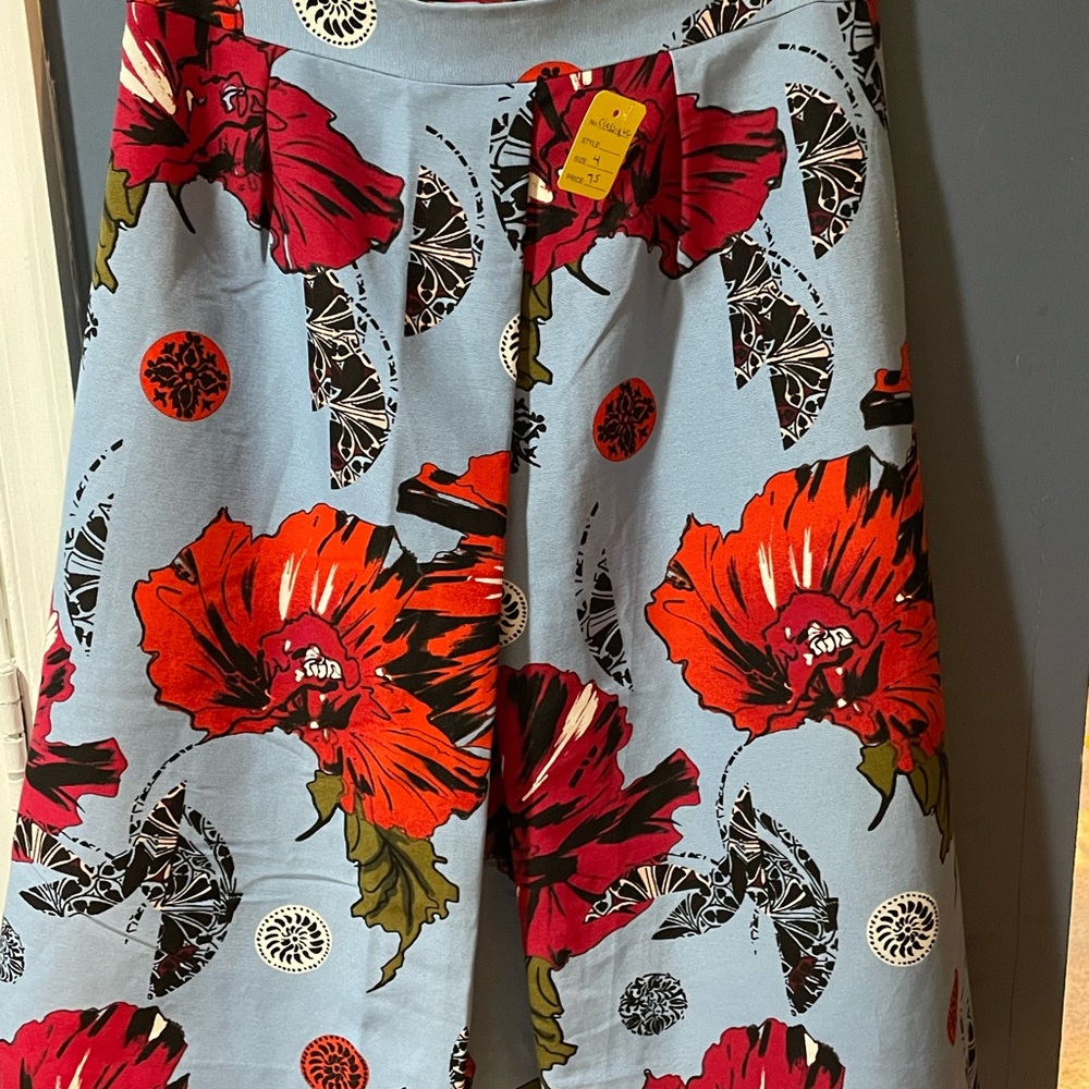 Classiques Entier Blue & Red Poppy Floral Skirt
Size 6